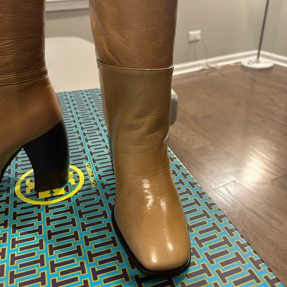 ✨Tory Burch (NWT) Curve Heel Buckle Boots in Leather Size 6✨